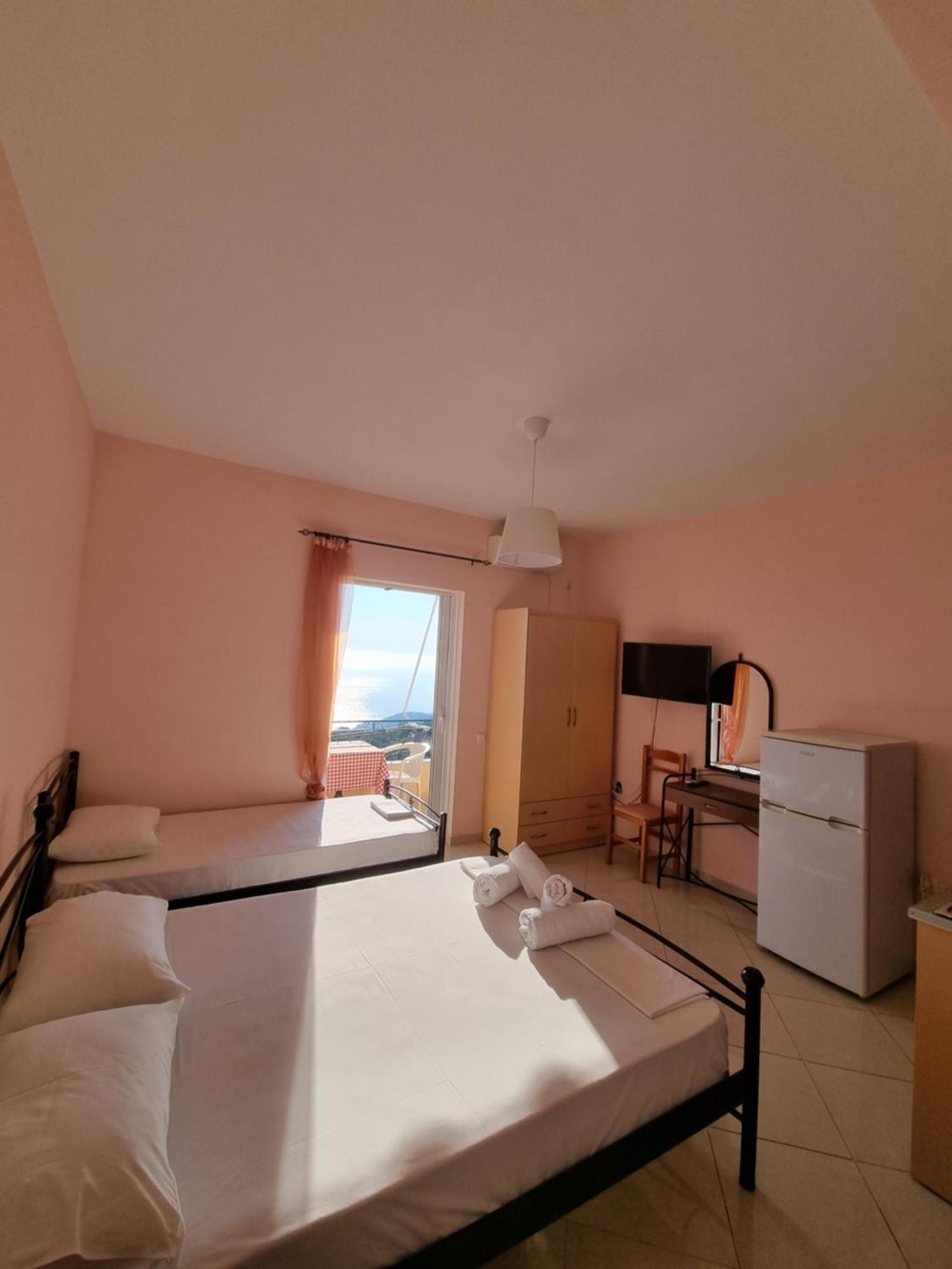 Let Rooms Lukova Exteriér fotografie