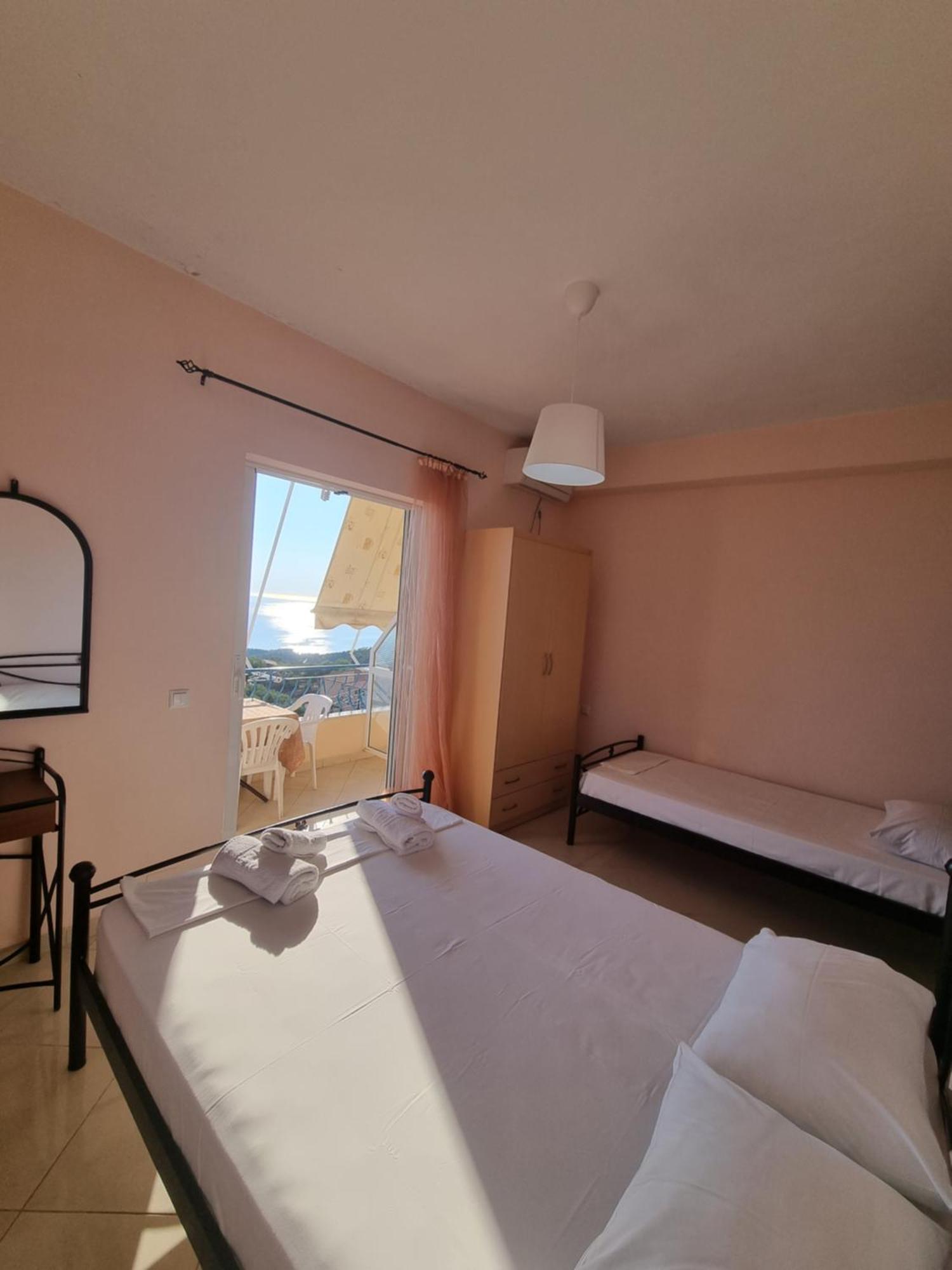 Let Rooms Lukova Exteriér fotografie